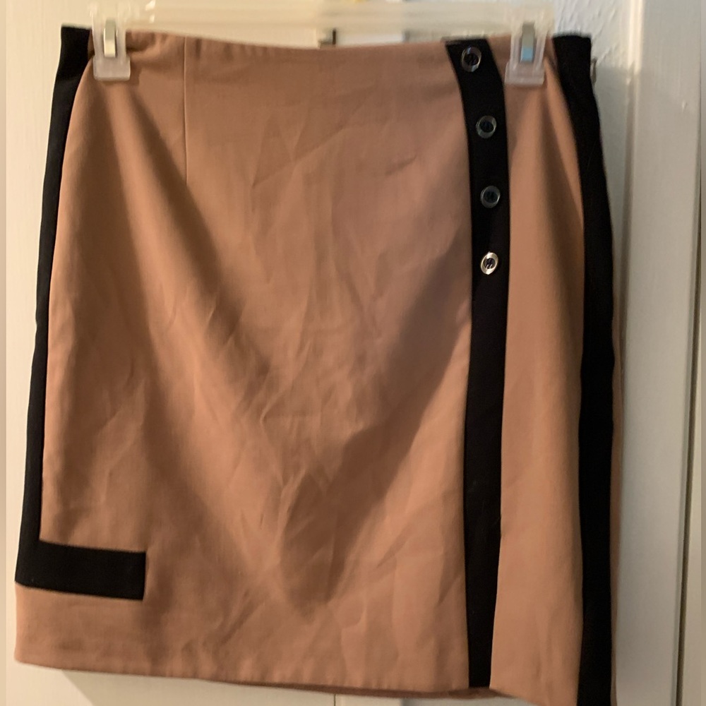 Very sharp looking women’s skirt, size 10.